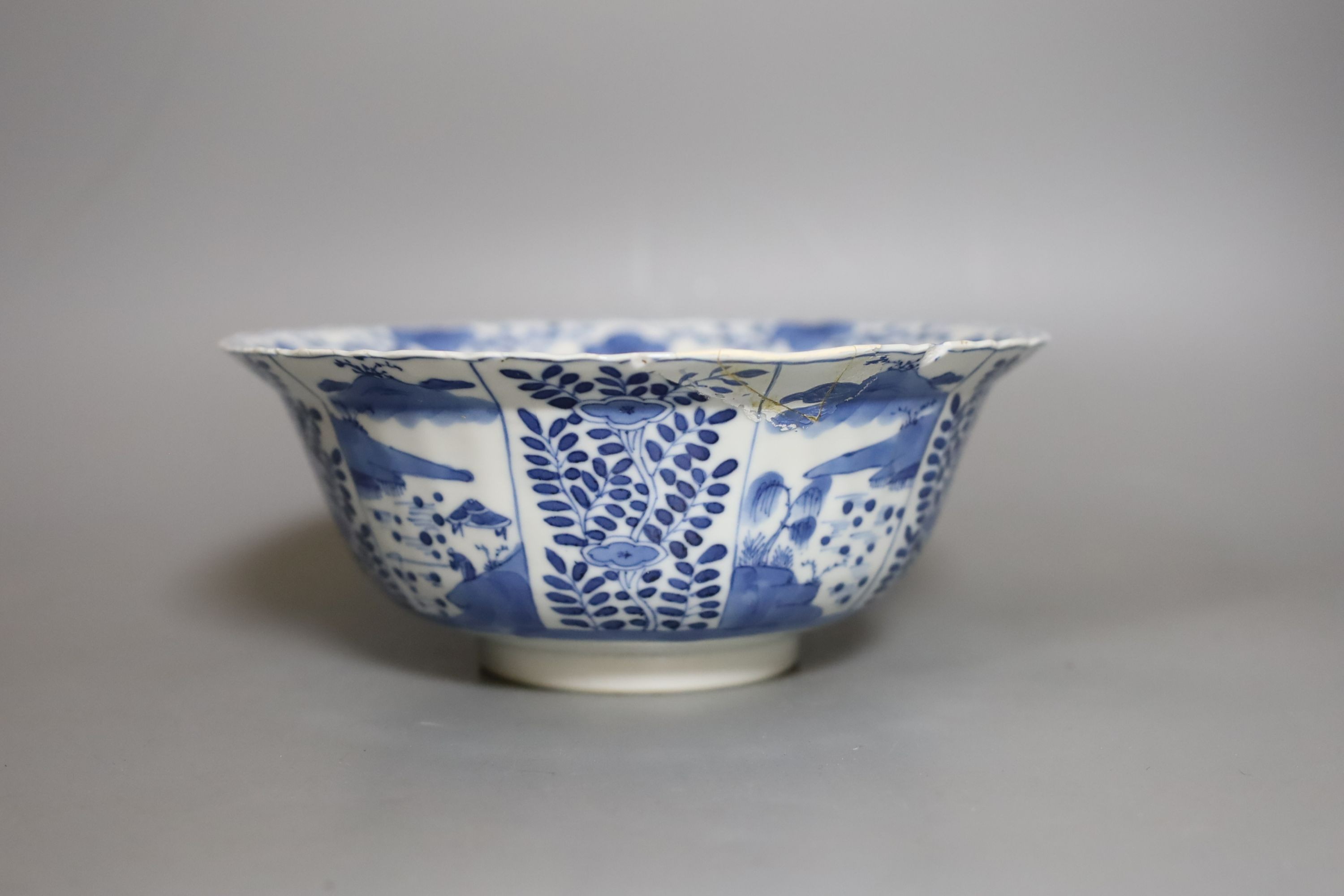 A Chinese Kangxi blue and white bowl, 20cm